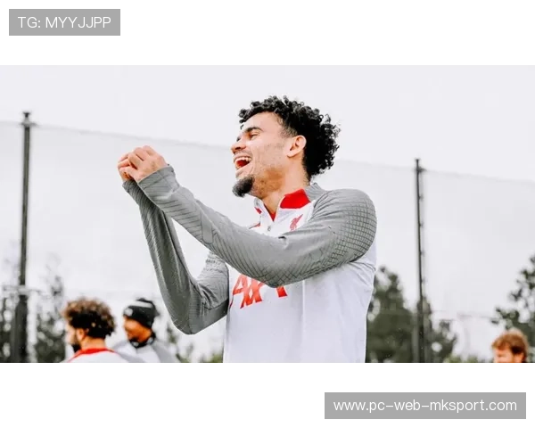 曼城训练课中哈兰德连续启动，禁区前摆脱动作越发流畅