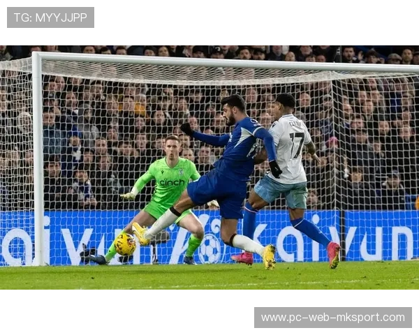 切尔西通过短传推进形成射门，穆德里克抽射被封