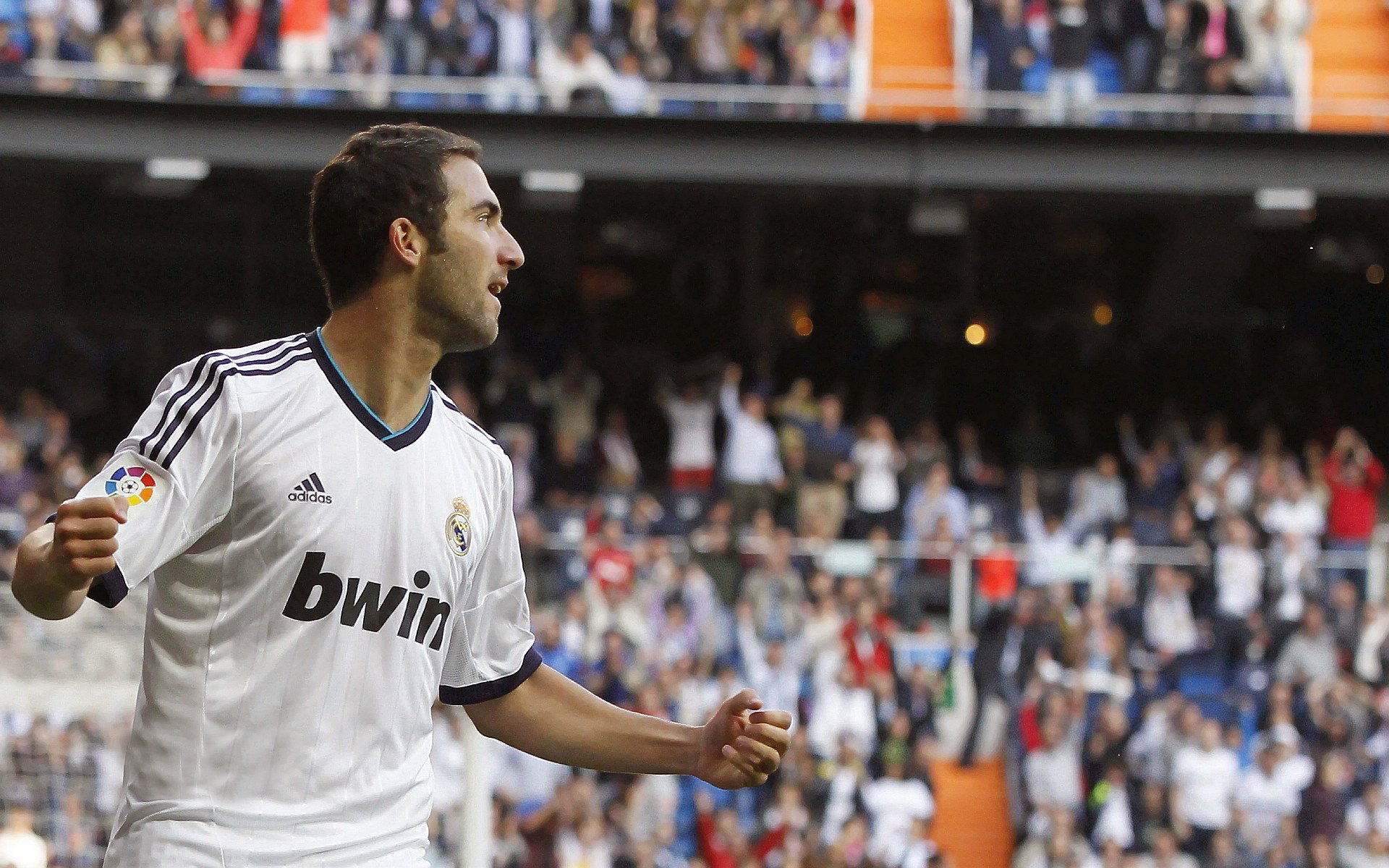 mk体育平台网页版入口-C罗训练结束后与球迷亲切互动，c罗刻苦训练